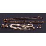 A mixed lot of jewellery to include two pairs of 9ct mounted cultured pearl earrings, 4.1g, a