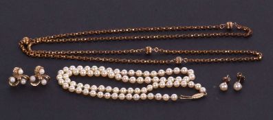 A mixed lot of jewellery to include two pairs of 9ct mounted cultured pearl earrings, 4.1g, a