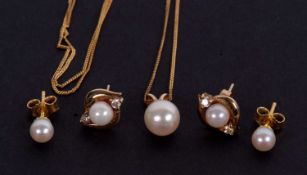A group of cultured pearl jewellery to include a cultured pearl pendant, approx. 7mm diameter, on 9k