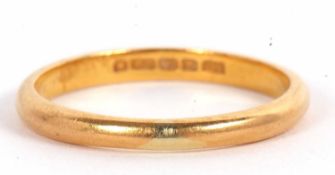 A 22ct wedding band, 2.6mm wide, London 1941, size T, 3.9g