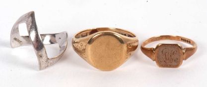 Three gold rings: an 18ct white gold wishbone ring, hallmarked London 1976, size L-M, 3.1g; a