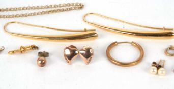 A mixed lot of jewellery to include a pair of 9ct Clogau 'Cariad' heart earstuds, 2.7g, in