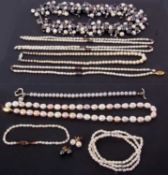 A quantity of culutred pearl jewellery, to include a grey and white fringe style necklace, rice