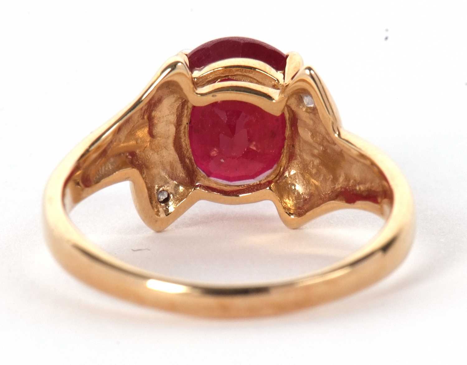 A 14k ruby and diamond ring, round ruby, approx. 8.8mm diameter, in a four claw mount, with a - Image 6 of 7