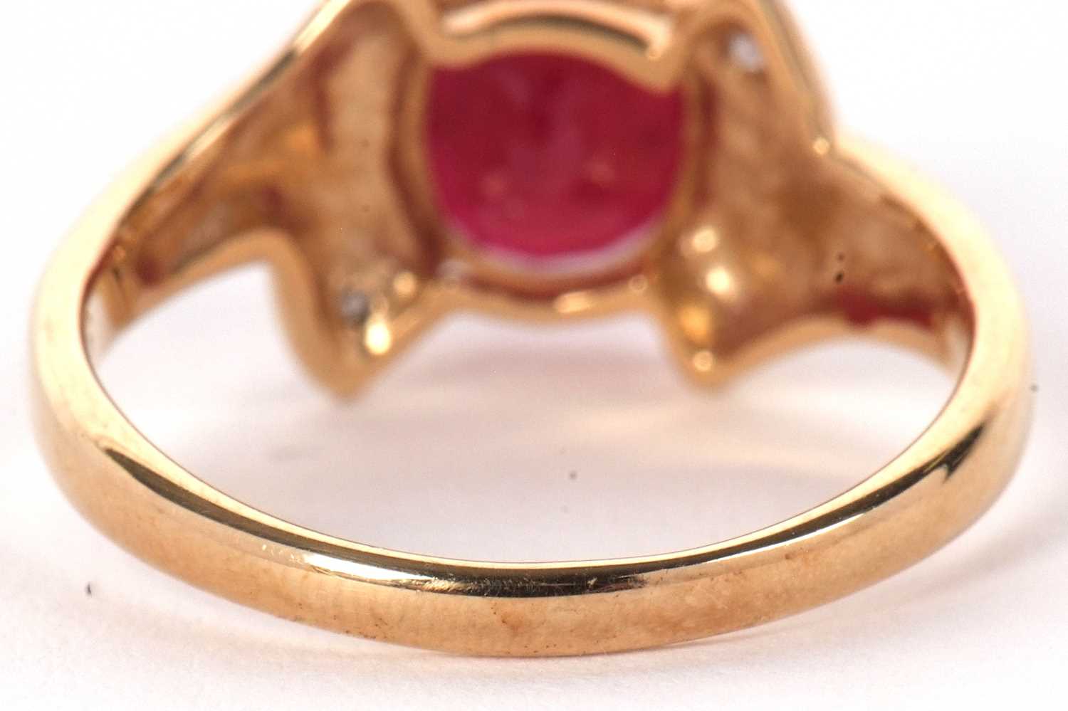 A 14k ruby and diamond ring, round ruby, approx. 8.8mm diameter, in a four claw mount, with a - Image 3 of 7