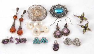 A mixed lot of jewellery, to include amber earrings, peridot earrings, Blue John pendant, silver