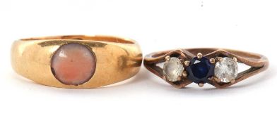 An 18ct coral ring, with round coral cabochon with tapered shoulders & plain band stamped'18',