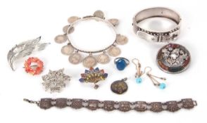 A mixed lot jewellery, to include a silver buckle style hinged bangle, Birmingham 1885, 24g,