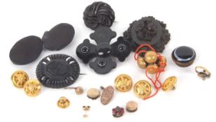 A mixed lot of jewellery to include two jet brooches, a Vulcanite brooch, a French jet style