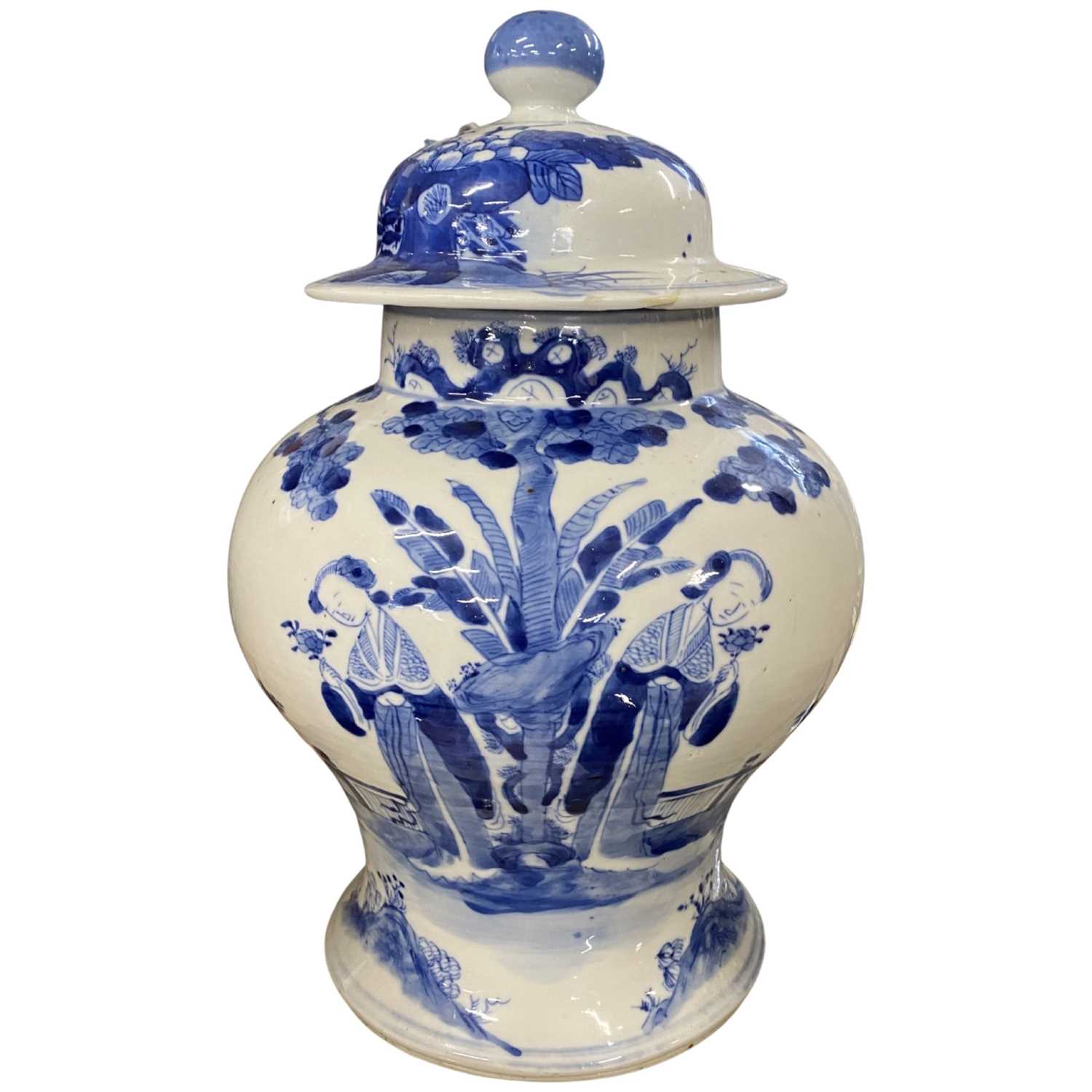 Chinese vase and cover with blue and white designs in Kangxi style, 4 character mark to base, 32cm