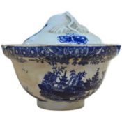 Lowestoft porcelain sucrier and cover printed in blue with a pagoda, (a/f)