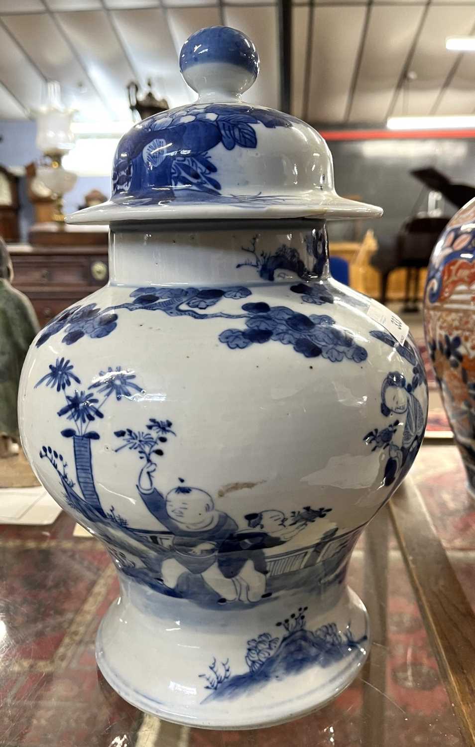 Chinese vase and cover with blue and white designs in Kangxi style, 4 character mark to base, 32cm - Image 5 of 13