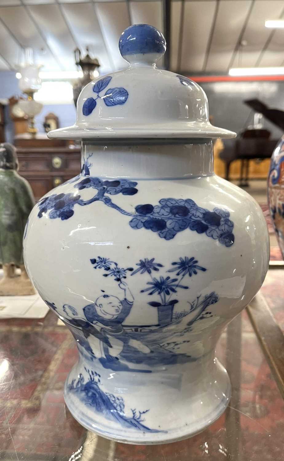 Chinese vase and cover with blue and white designs in Kangxi style, 4 character mark to base, 32cm - Image 3 of 13