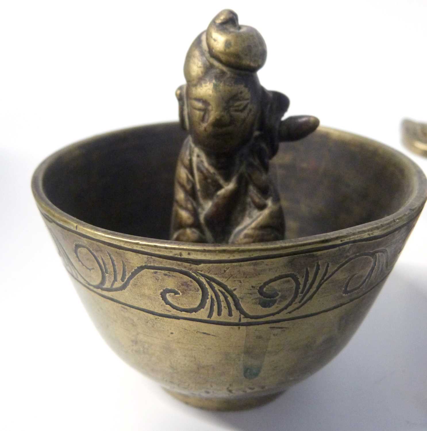 A quantity of Chinese brass wares including a Chinese bowl, further bowl raised on three feet and - Image 15 of 17