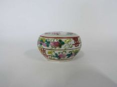 19th Century Cantonese porcelain jar and cover, the cover decorate with polychrome design of Chinese