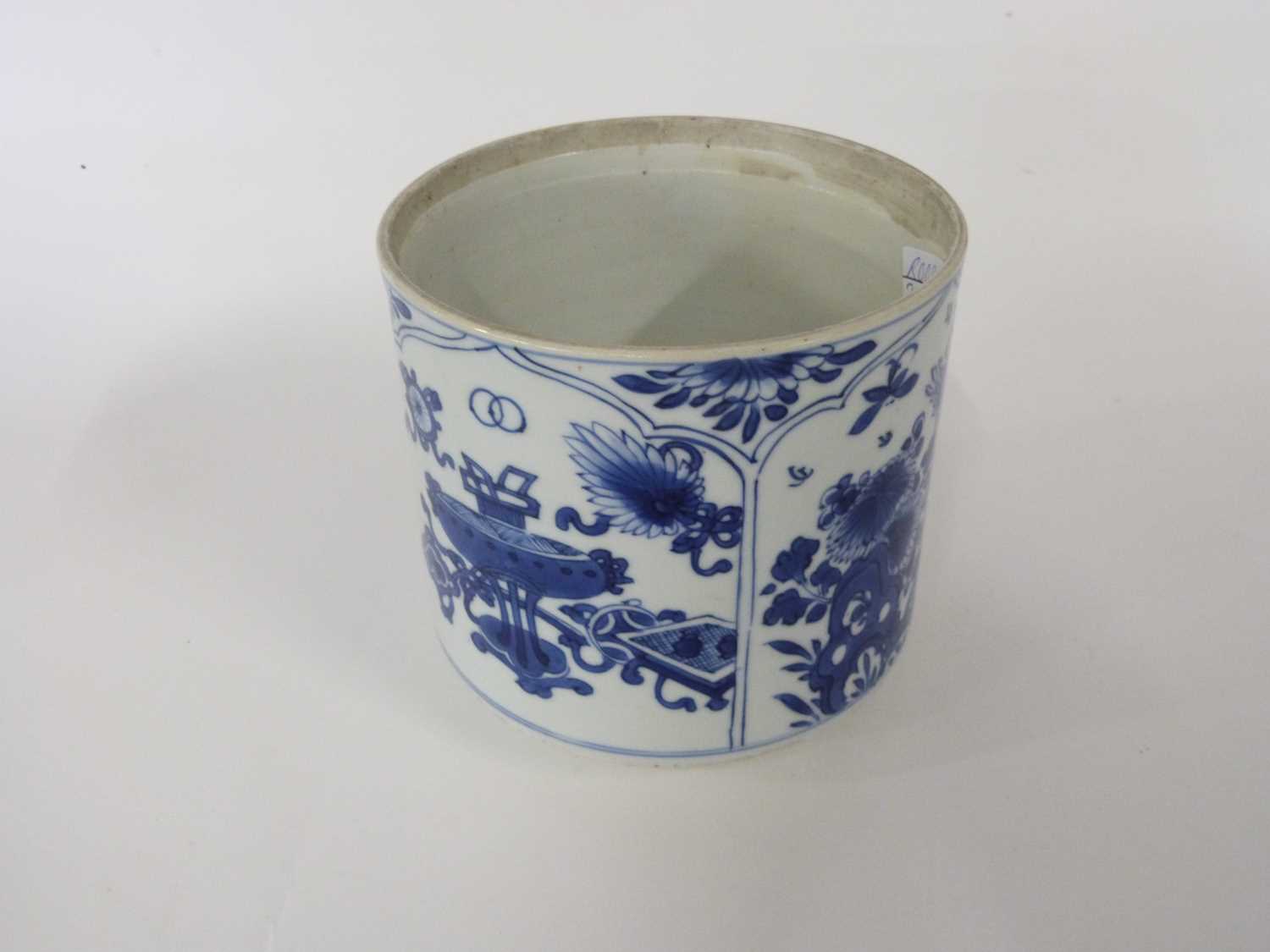 Chinese porcelain pot with blue and white panels of precious objects and flowers in Kangxi styleGood - Image 2 of 3