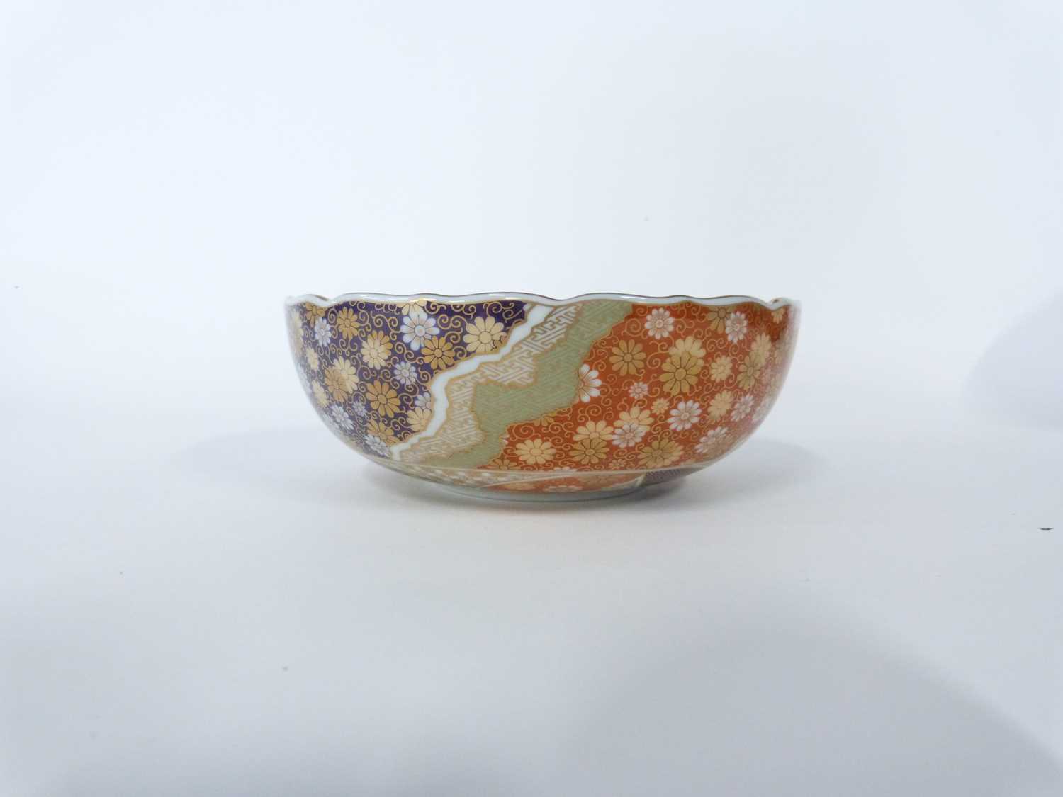 Japanese porcelain shaped bowl with Imari design, 16cm diameter