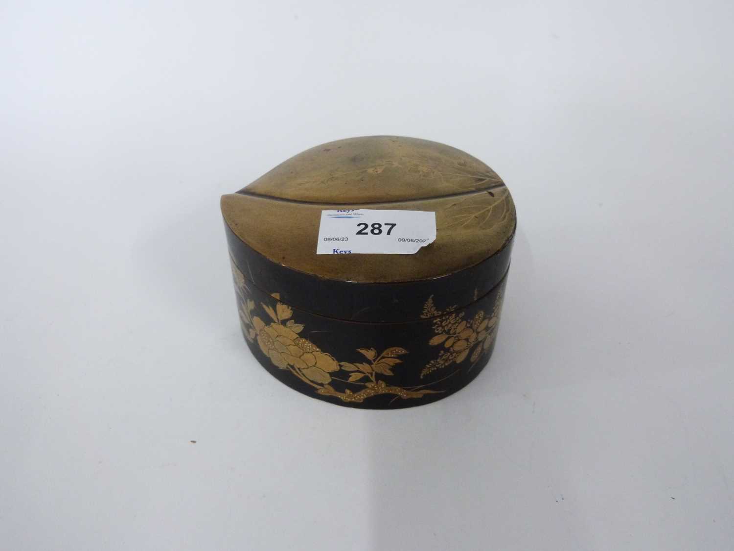 Japanese lacquer box of shaped form with a gilt decoration of flowers to the base and cover, 10cm - Image 3 of 4