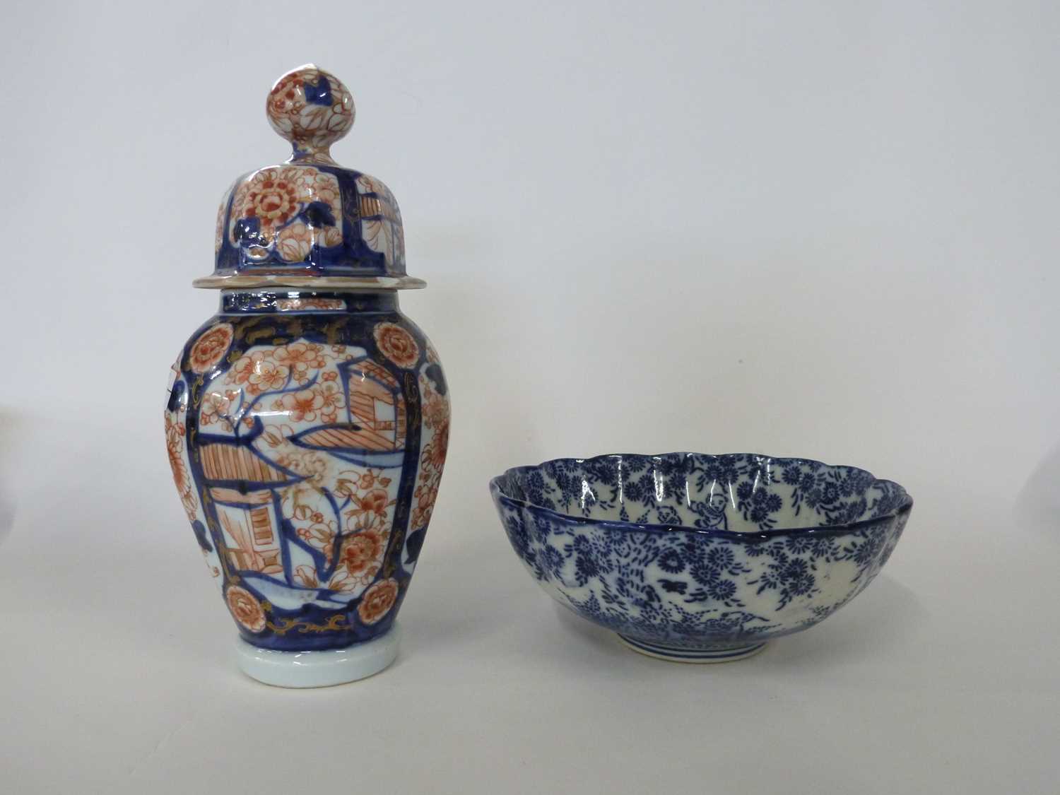 Japanese porcelain vase and cover decorated in Imari style, 25cm high