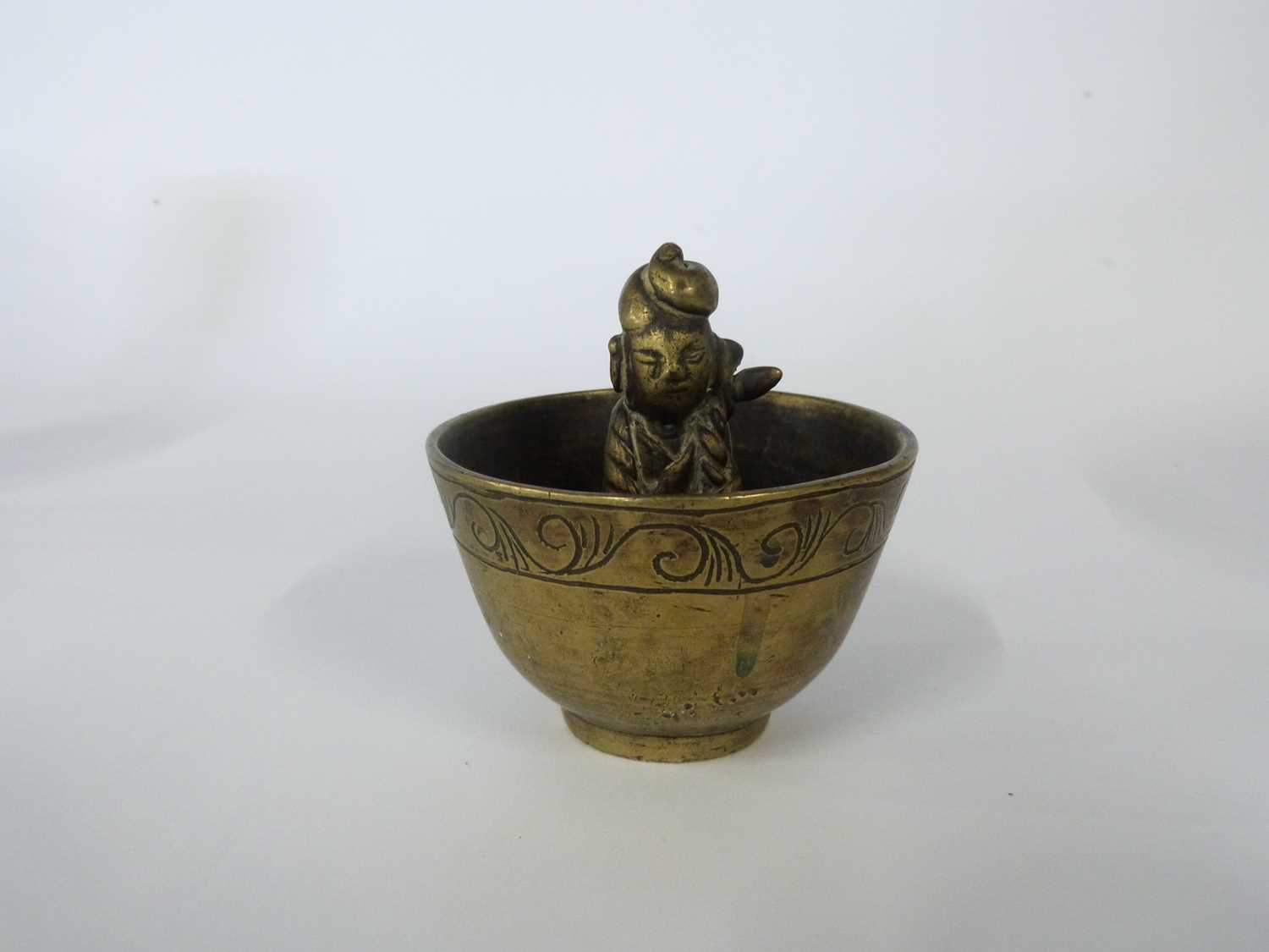 A quantity of Chinese brass wares including a Chinese bowl, further bowl raised on three feet and - Image 5 of 17