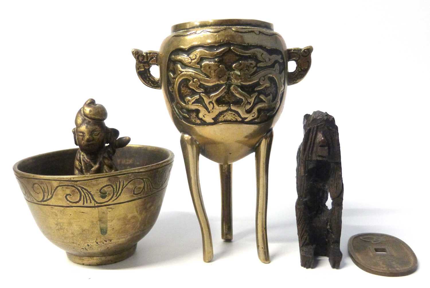 A quantity of Chinese brass wares including a Chinese bowl, further bowl raised on three feet and - Image 9 of 17