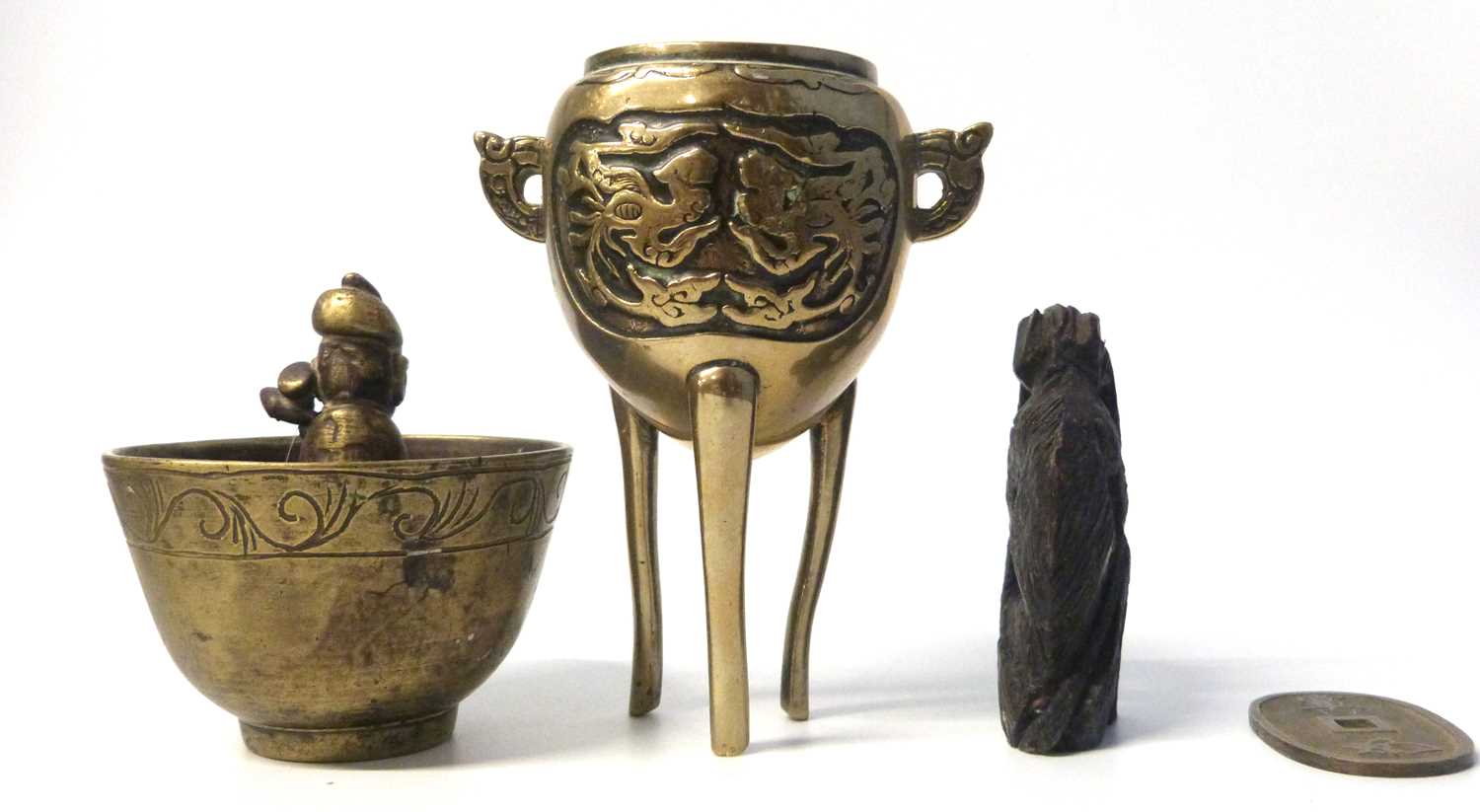 A quantity of Chinese brass wares including a Chinese bowl, further bowl raised on three feet and - Image 11 of 17