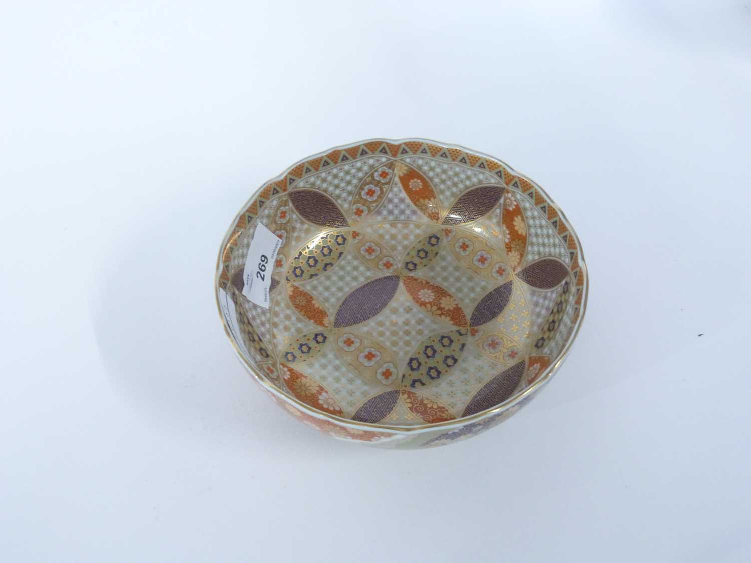 Japanese porcelain shaped bowl with Imari design, 16cm diameter - Image 2 of 2