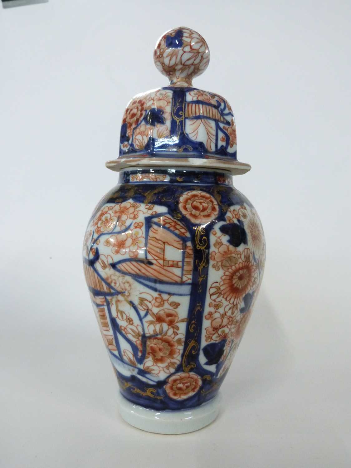 Japanese porcelain vase and cover decorated in Imari style, 25cm high - Image 2 of 4