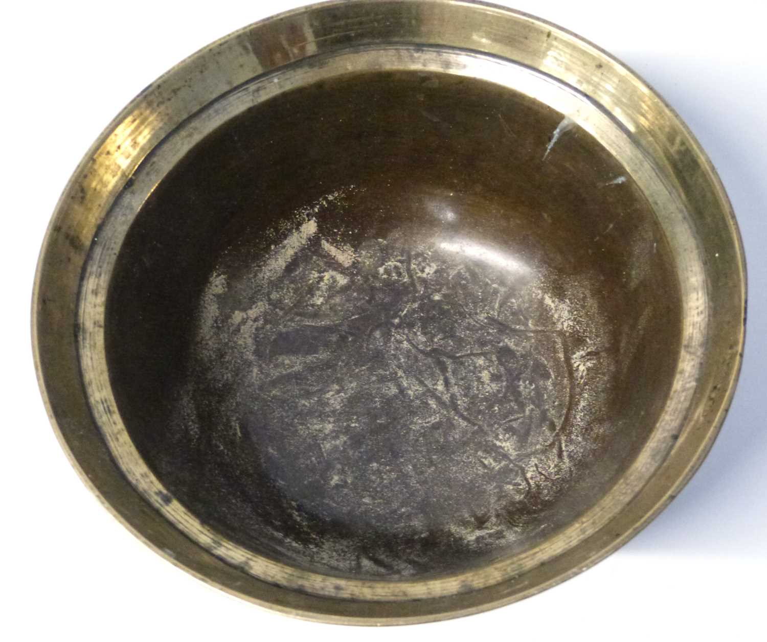 A quantity of Chinese brass wares including a Chinese bowl, further bowl raised on three feet and - Image 8 of 17