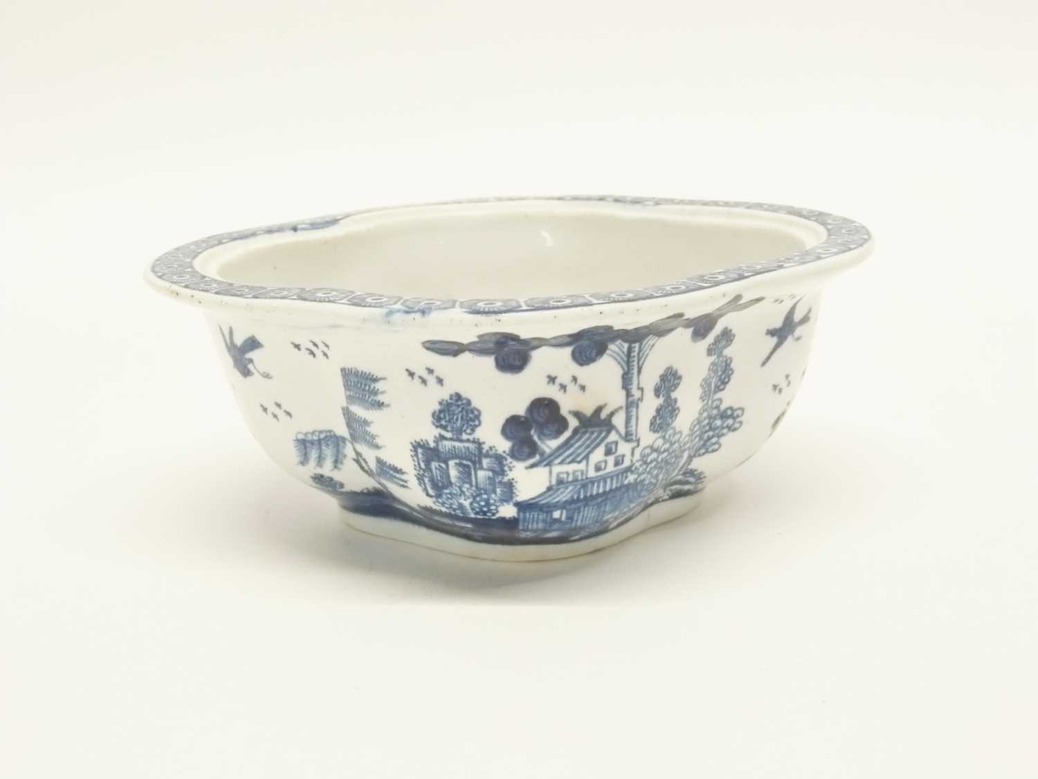 Bow porcelain tureen and cover of lobed shape decorated with the desireable residence pattern (a/f) - Image 3 of 4