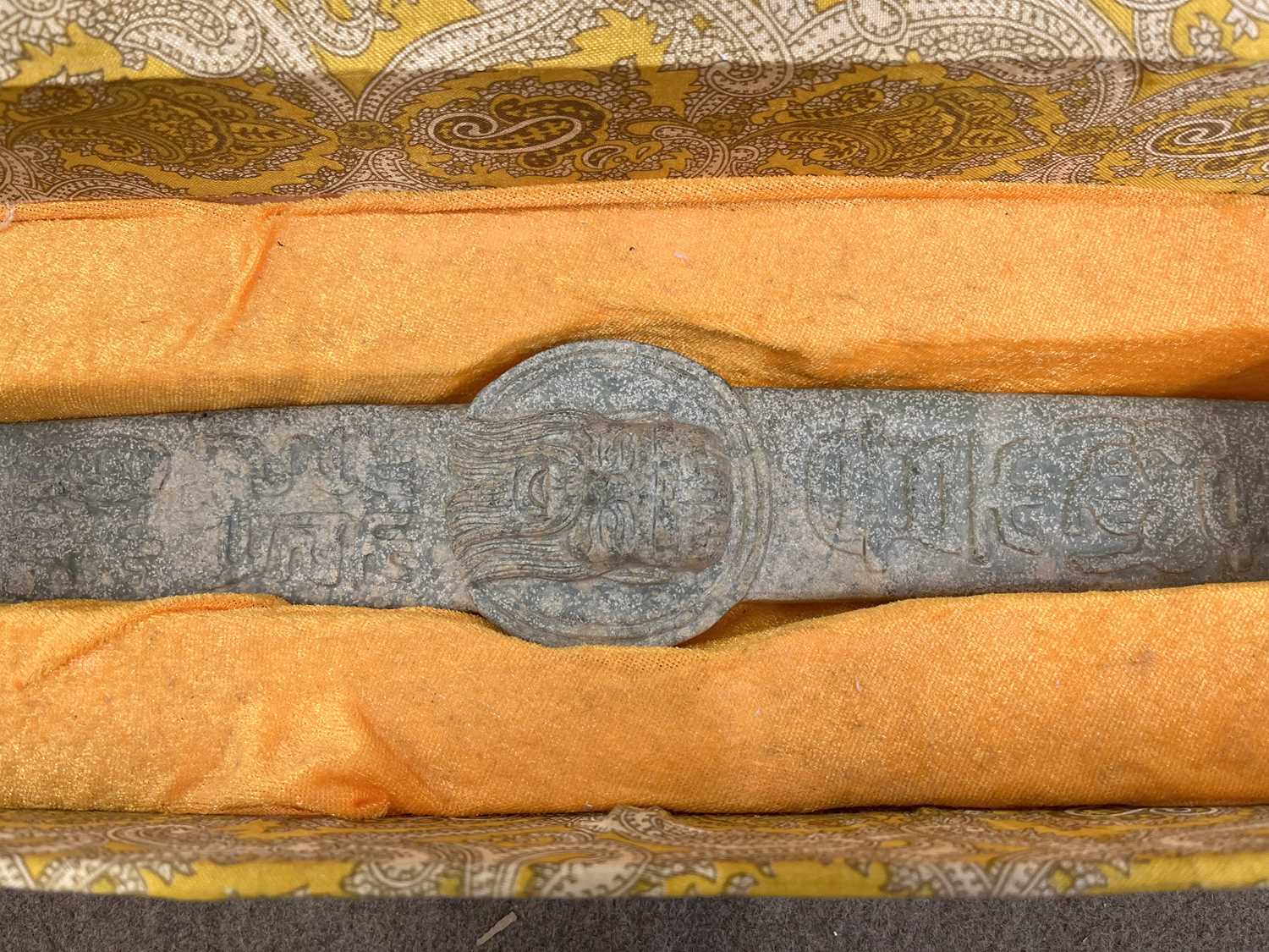 A massive Chinese soap stone ruyi sceptre in its original fitted box (20th Century) - Image 3 of 10