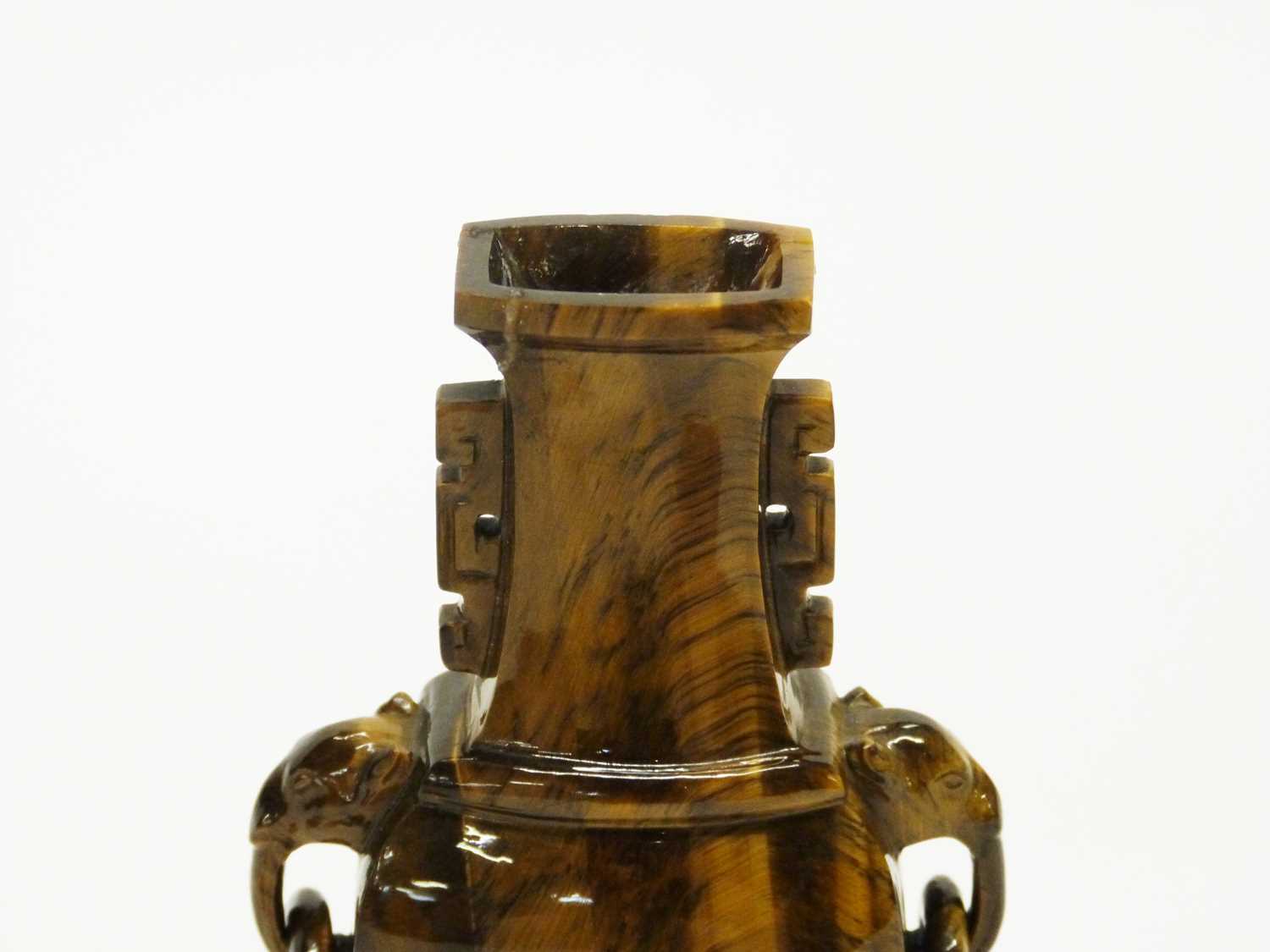 A Chinese lacquered tigers eye vase and stand, 14cm high - Image 3 of 10