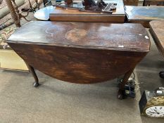 George III mahogany oval drop leaf dining table raised on tapering legs with pad feet, 135cm wide,