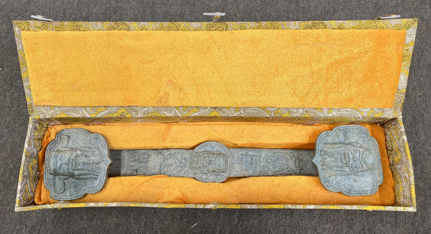 A massive Chinese soap stone ruyi sceptre in its original fitted box (20th Century) - Image 5 of 10