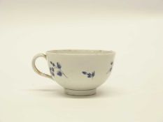 A Worcester porcelain cup circa 1780 decorated with flowers in dry blue