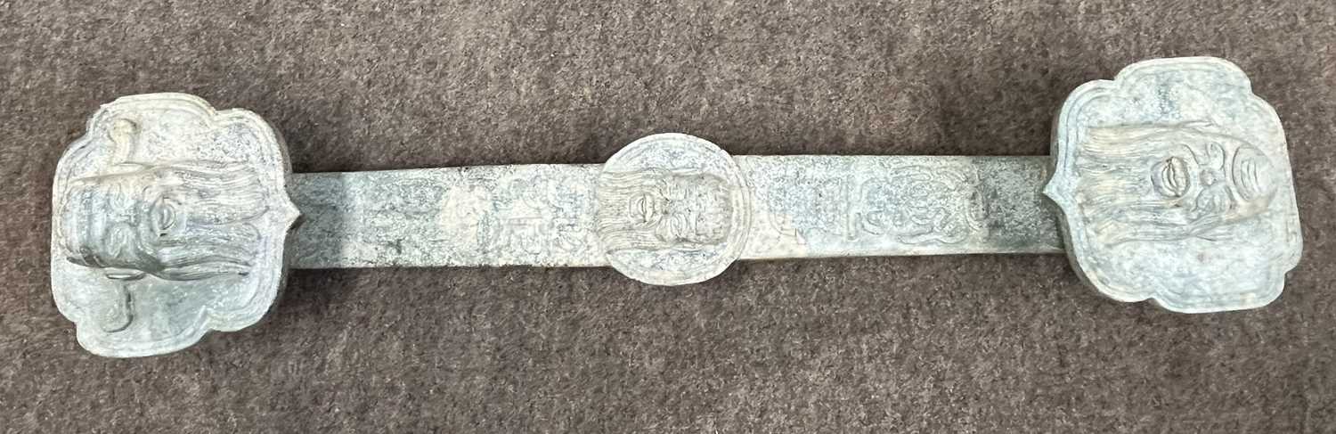 A massive Chinese soap stone ruyi sceptre in its original fitted box (20th Century) - Image 7 of 10