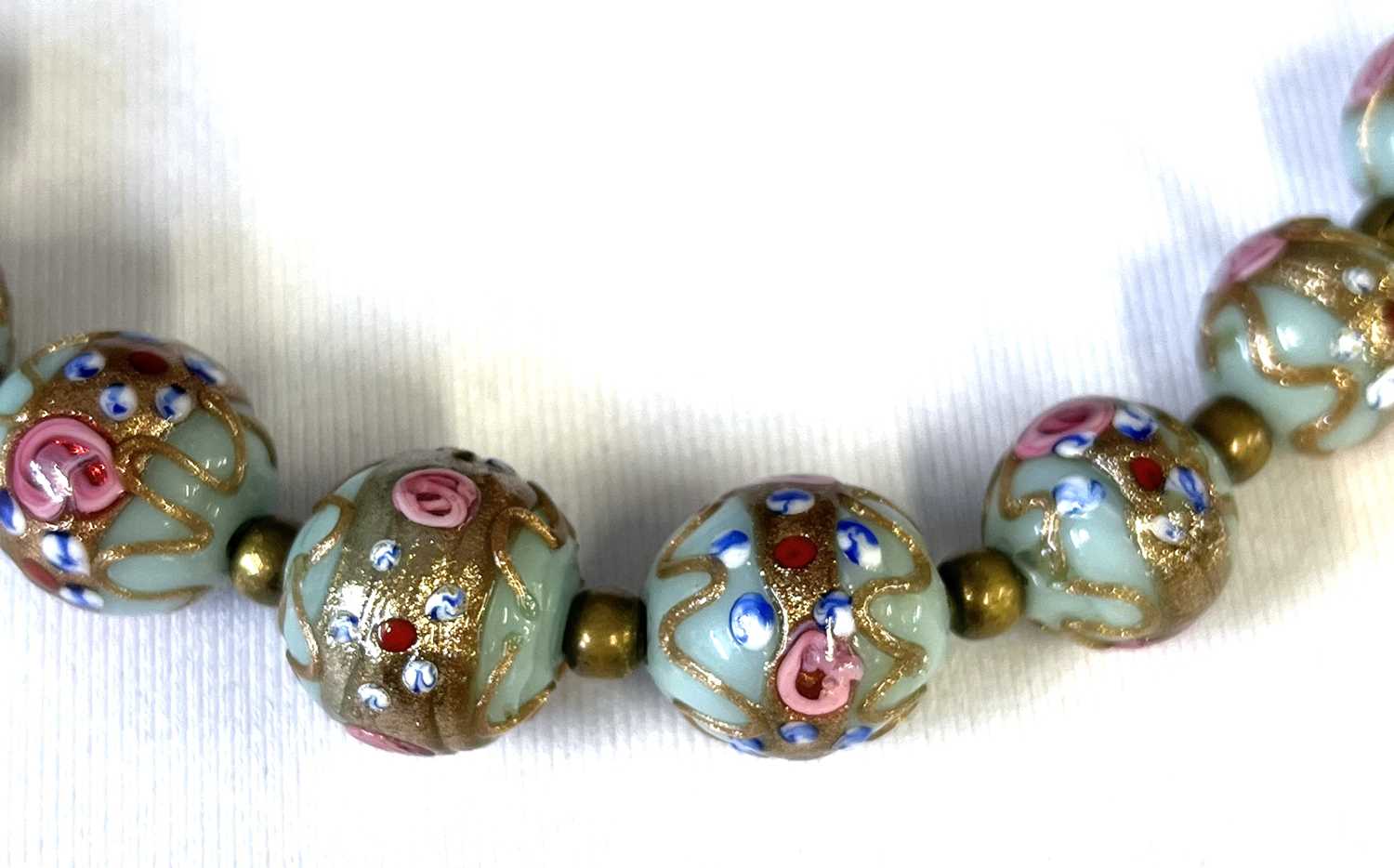 A 1950's graduated Murano glass bead necklace with hand painted floral patterns on aqua ground - Image 4 of 4