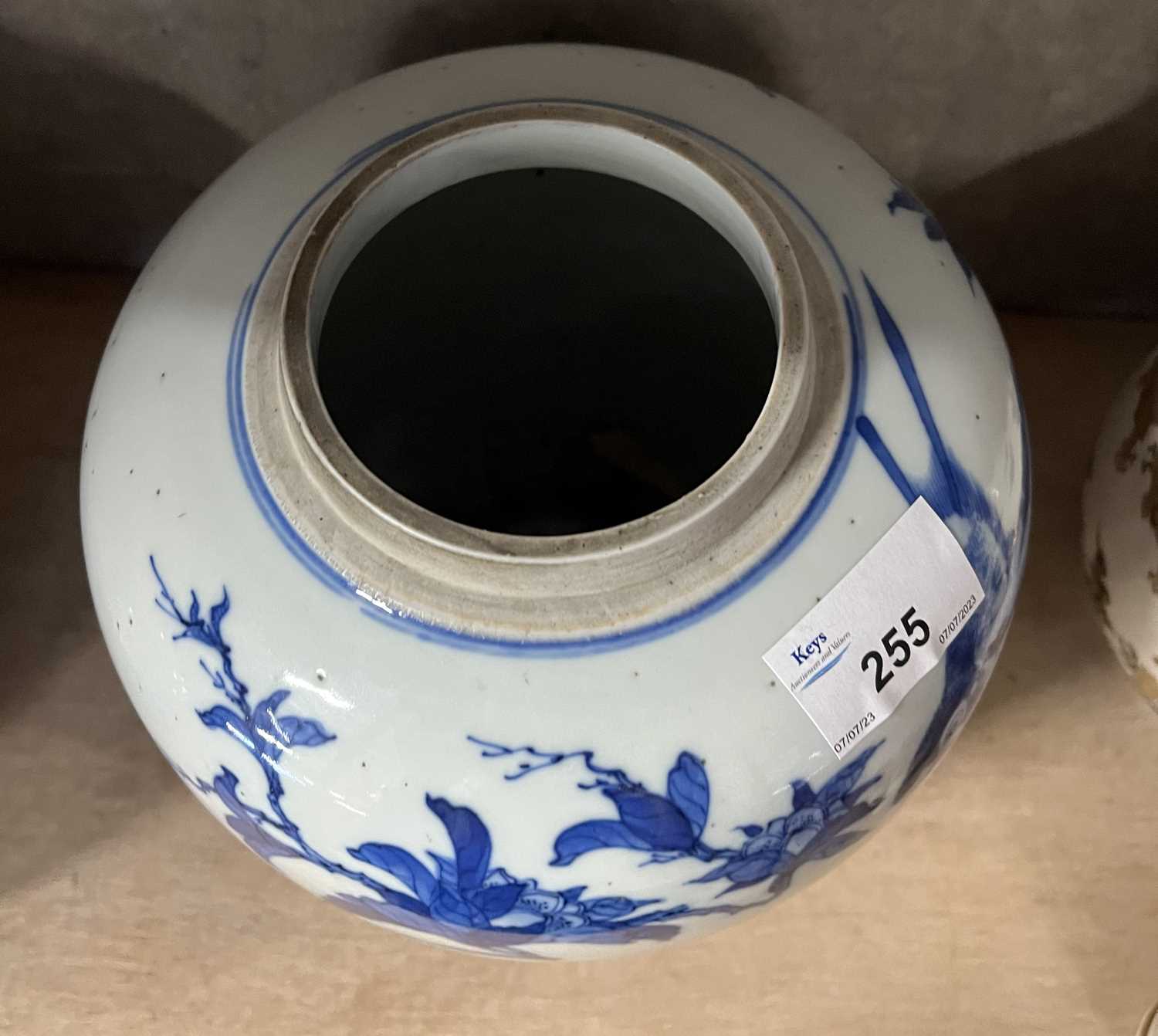 Qing Dynasty Chinese porcelain ginger jar (lacking cover), decorated in blue and white with birds on - Image 5 of 9