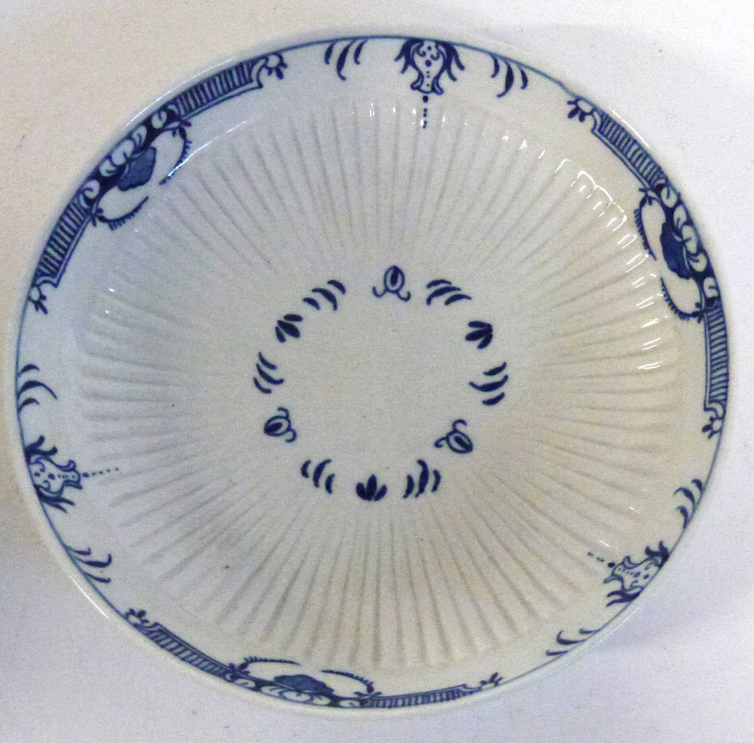 A Worcester tea bowl and saucer with a reeded shape, blue and white design - Image 3 of 4