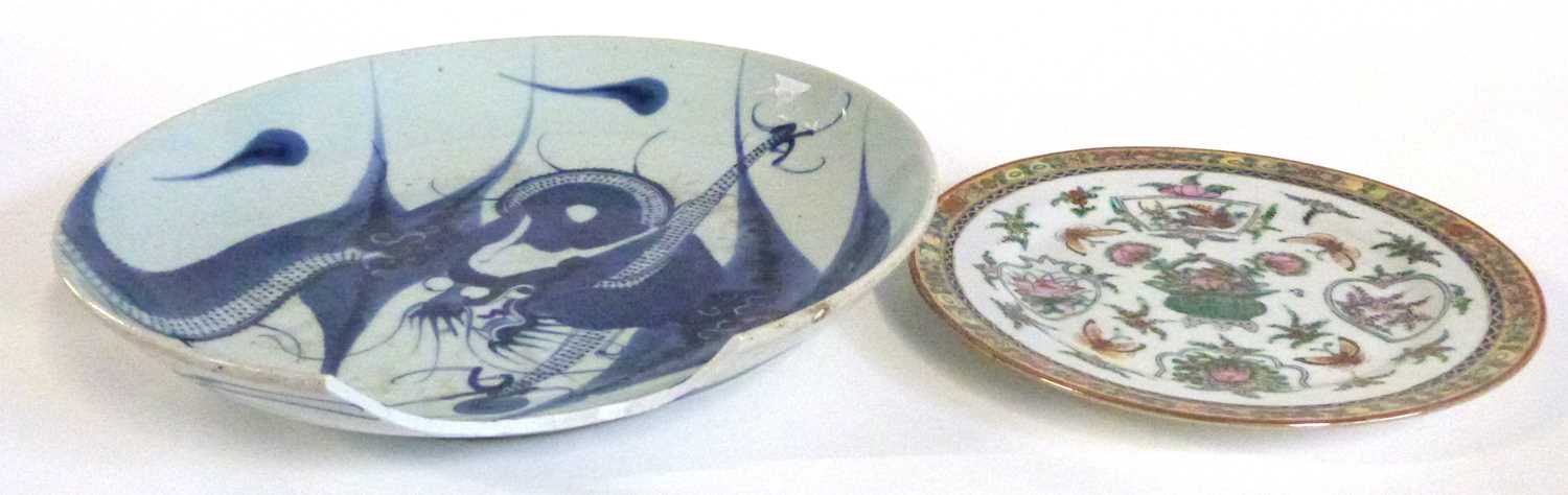 An Oriental porcelain blue and white dish with dragons together with a smaller polychrome decoration - Image 2 of 6