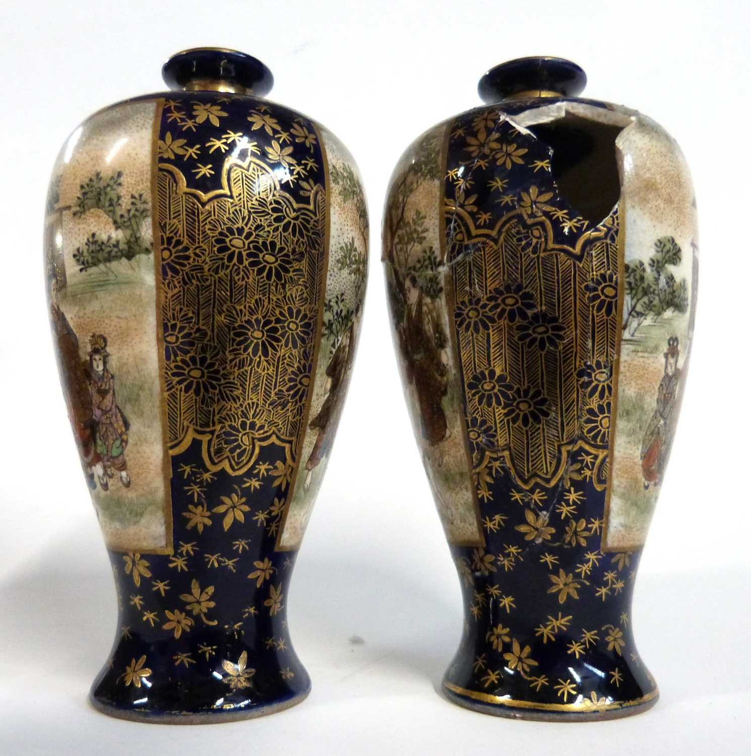 Wooden box containing two Japanese porcelain Satsuma ware vases with panels decorated in gilt in - Image 4 of 9