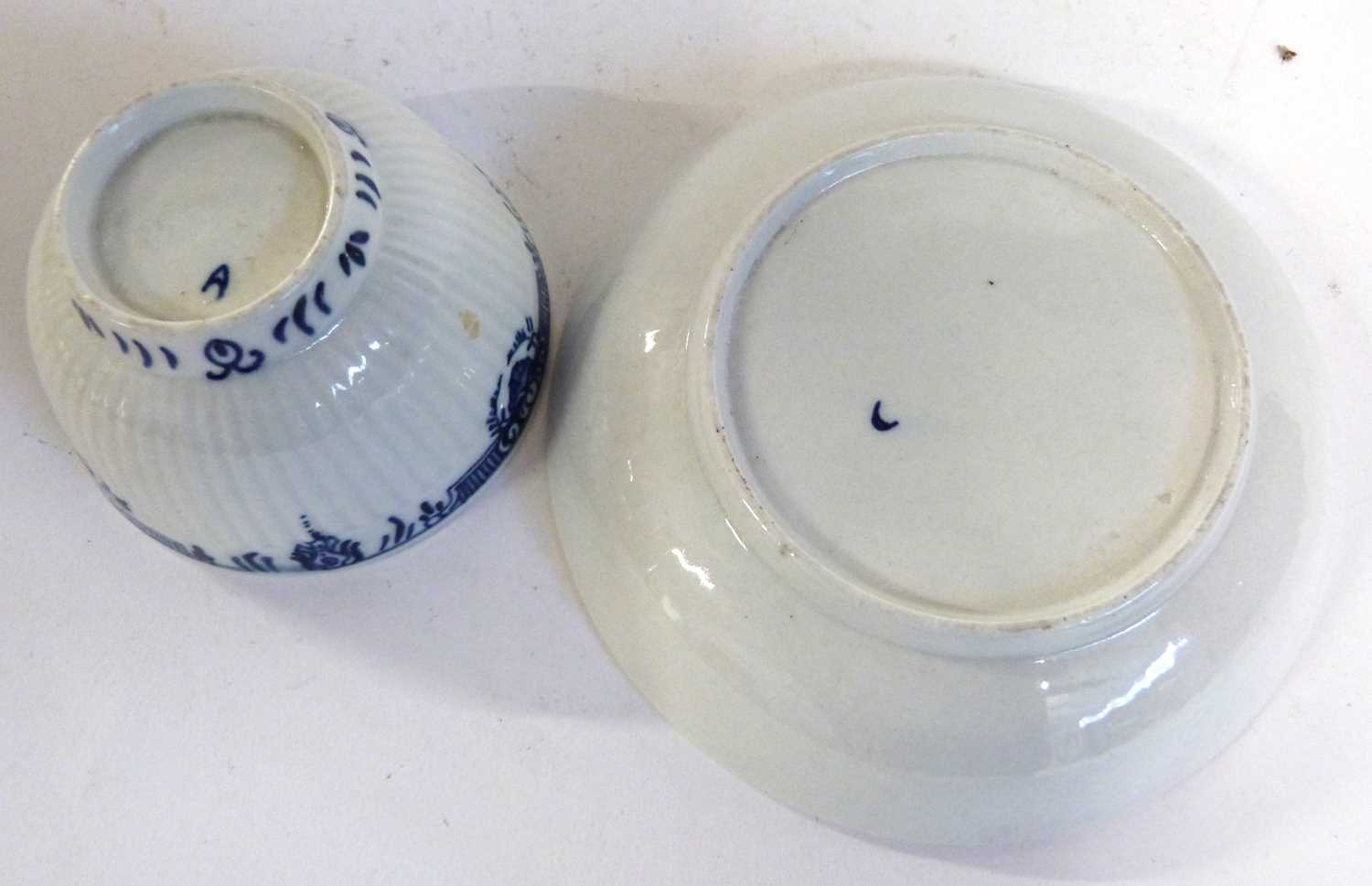 A Worcester tea bowl and saucer with a reeded shape, blue and white design - Image 4 of 4