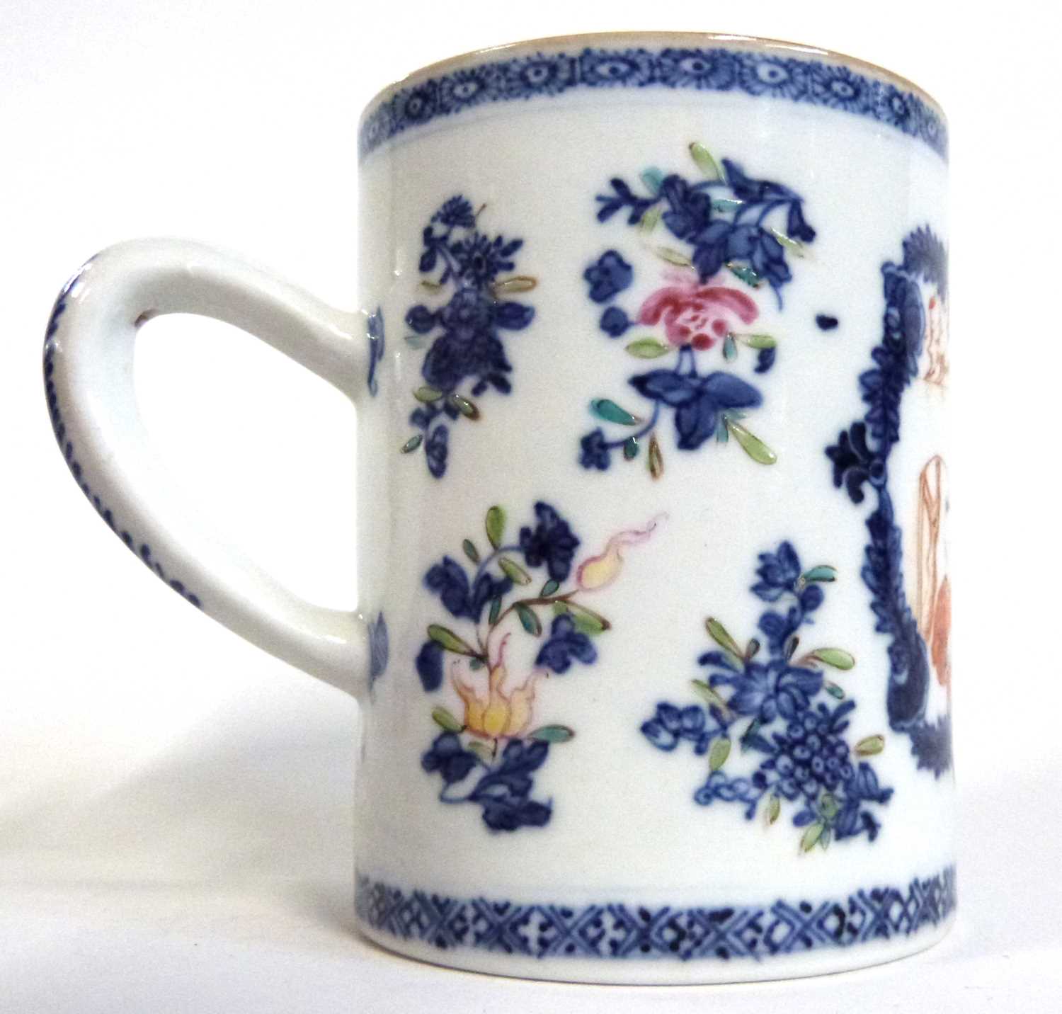 A late 18th Century Chinese export mug with polychrome decoration of Chinese figures within blue - Image 3 of 6