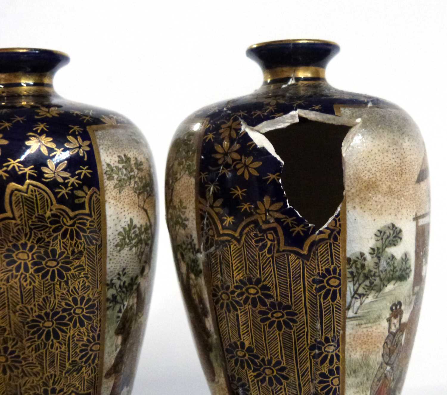 Wooden box containing two Japanese porcelain Satsuma ware vases with panels decorated in gilt in - Image 5 of 9