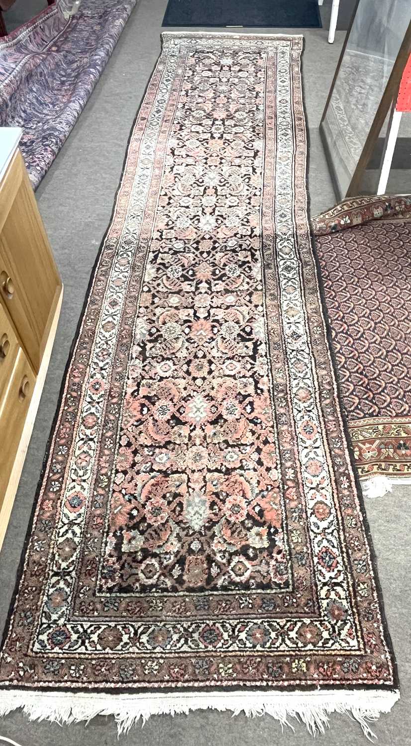 Persian runner carpet with floral pattern 395cm x 98 cm - Image 4 of 4