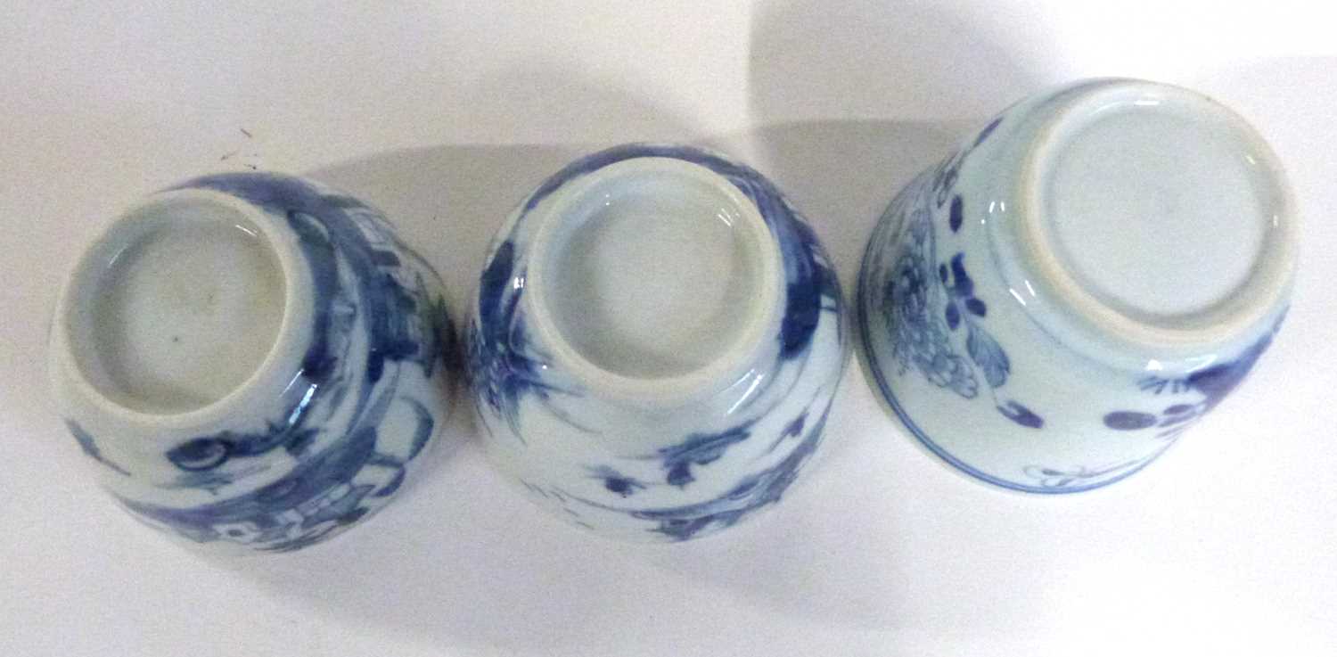 Two Chinese porcelain tea bowls, blue and white decoration, late 18th/early 19th Century together - Image 5 of 5