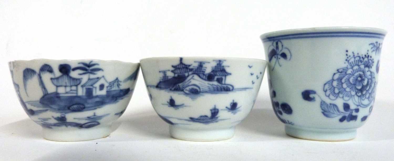 Two Chinese porcelain tea bowls, blue and white decoration, late 18th/early 19th Century together - Image 3 of 5