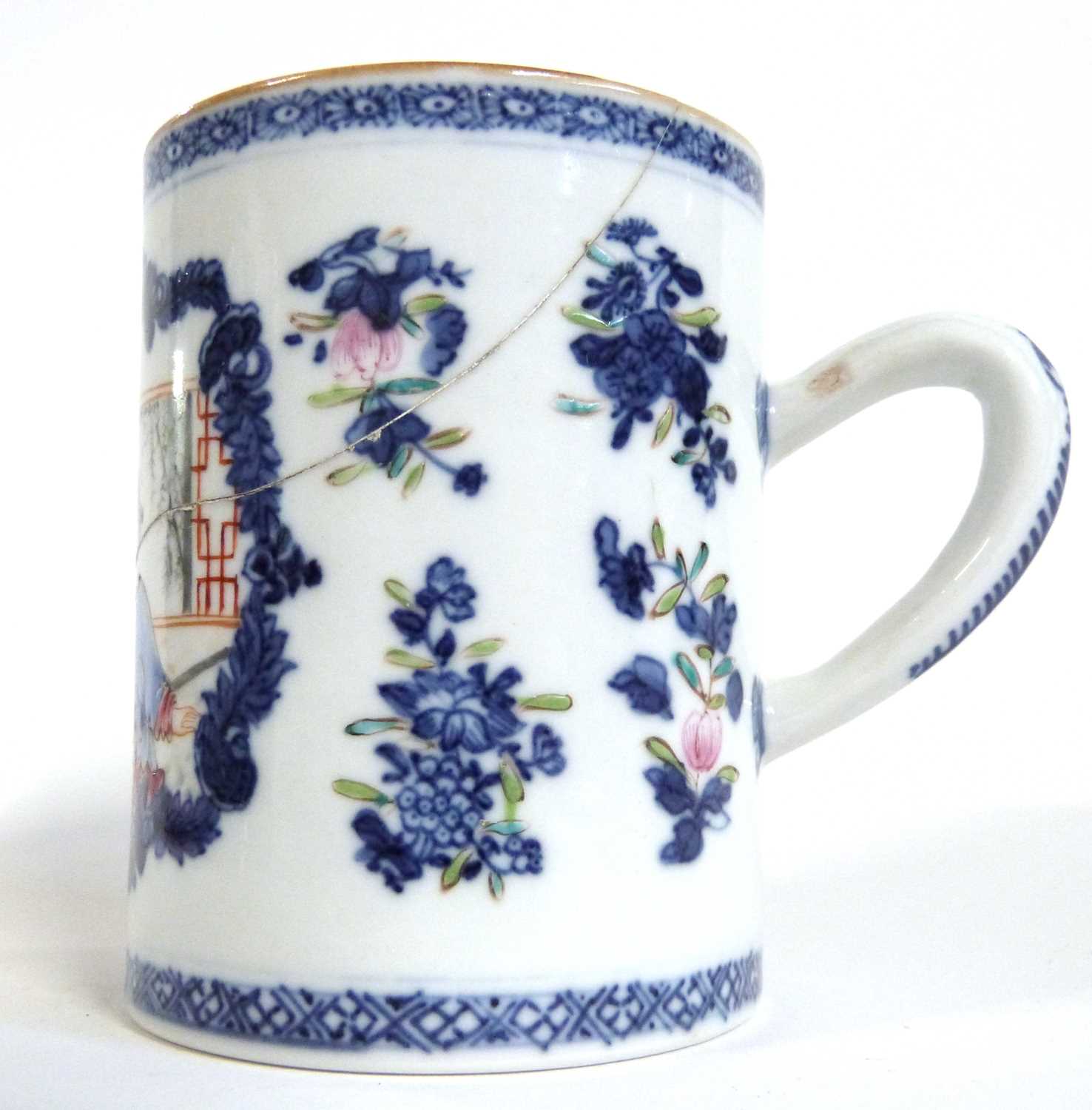 A late 18th Century Chinese export mug with polychrome decoration of Chinese figures within blue - Image 2 of 6