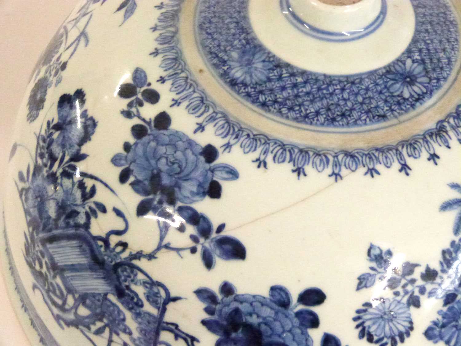 An interesting 18th Century Chinese porcelain export bowl or cover decorated with a floral design - Image 5 of 8