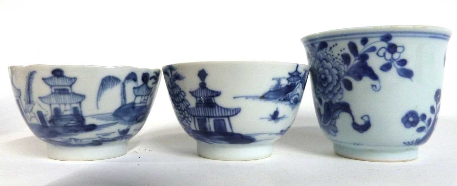 Two Chinese porcelain tea bowls, blue and white decoration, late 18th/early 19th Century together - Image 2 of 5